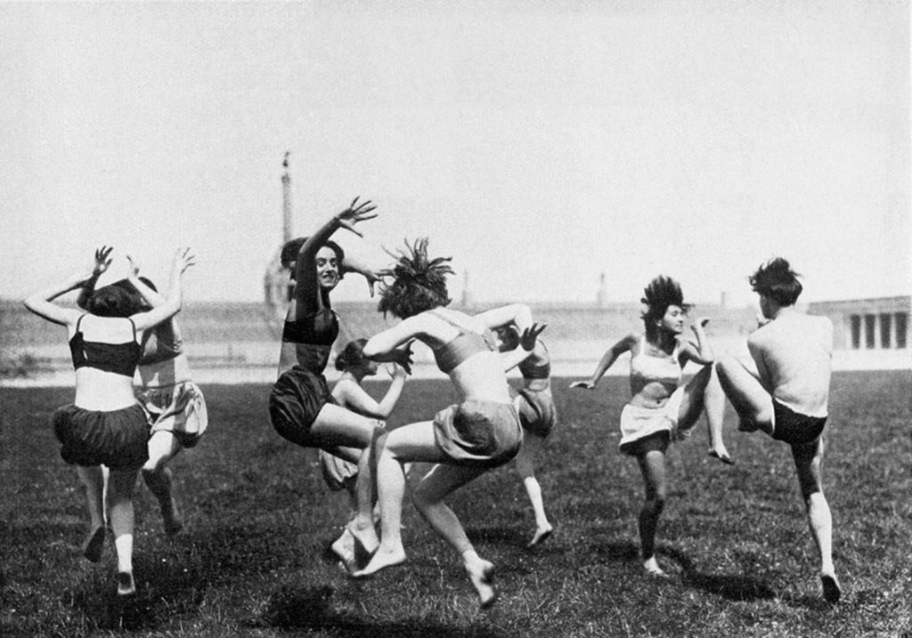 La mujer en la Bauhaus estuvo muy presente en todas las actividades, aquí una foto de sus actividades físicas junto a otros estudiantes.