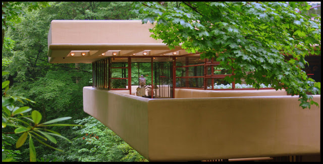 Terraza en voladizo de la casa de la Cascada, la dimensión humana, su proporción, como uno de los ejes de la arquitectura orgánica.