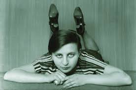 Autorretrato de la fotógrafa Gertrud Arndt, ejemplo de la mujer en la Bauhaus.