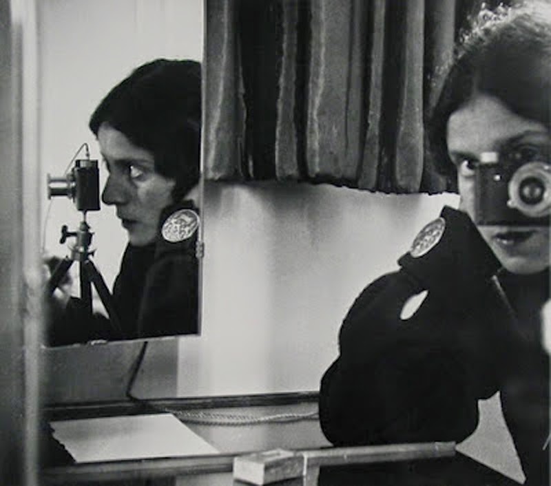 Composición fotográfica con mujer que a su vez hace una fotografía y reflejada en un espejo.