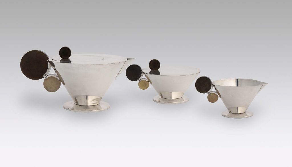 Precioso diseño de jarras de café o té en metal.