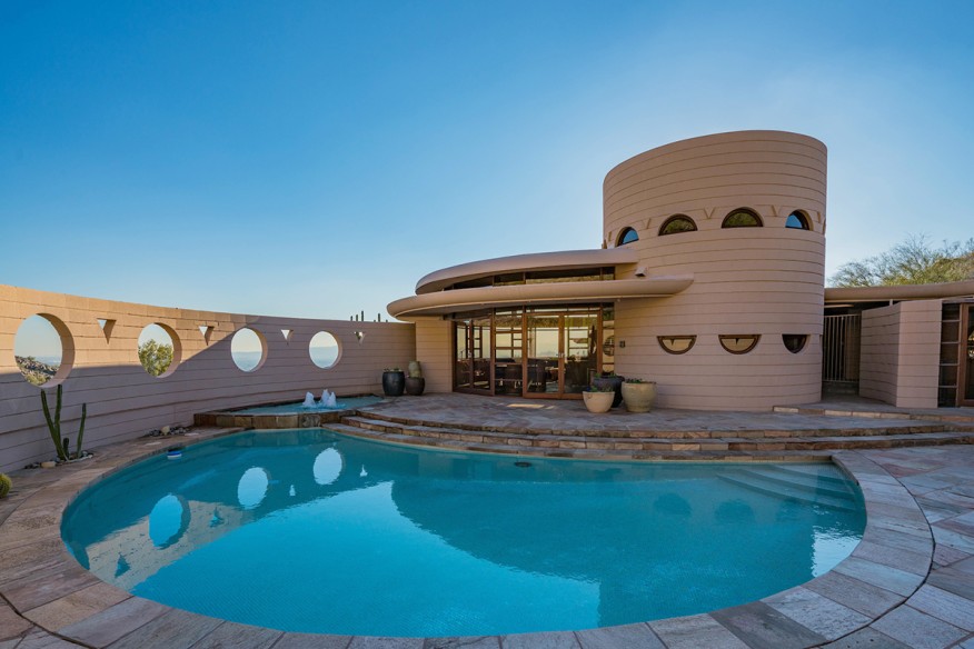 Zona de piscina de la casa del desierto de Norman Lykes.