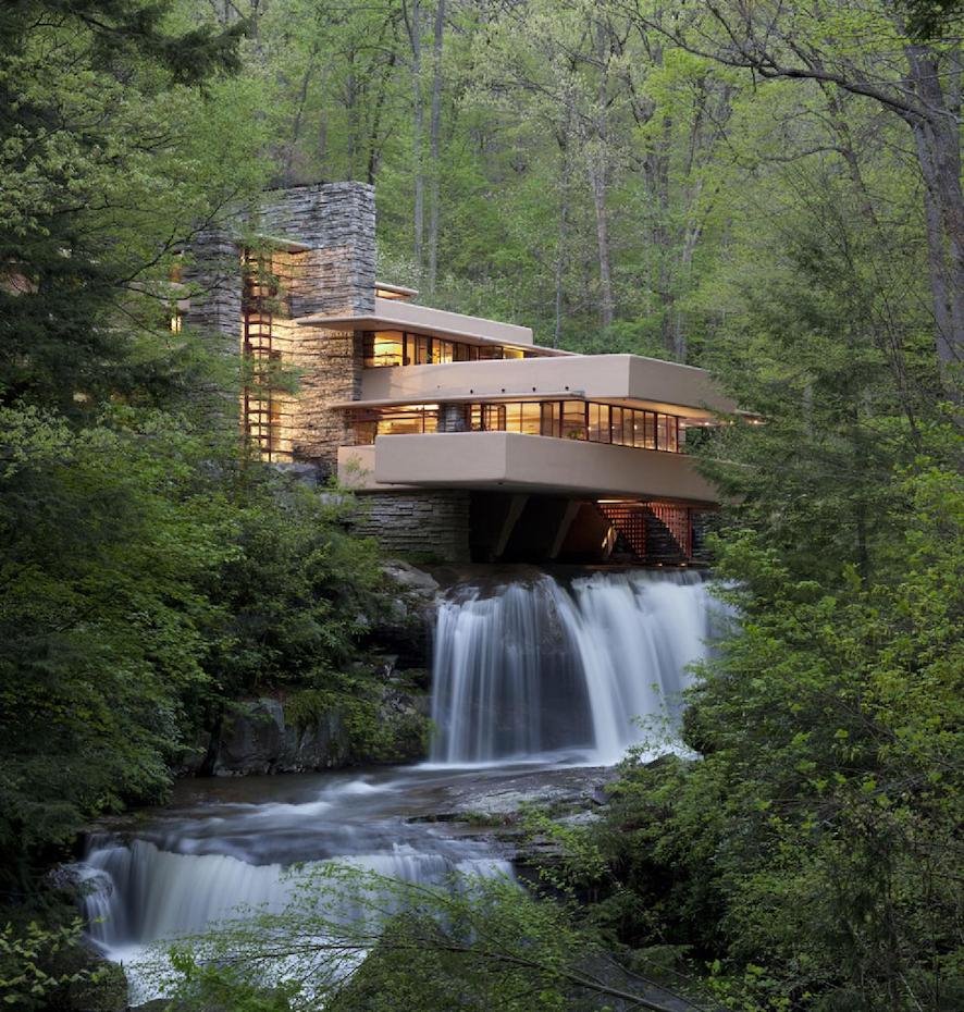 Fotografía de arquitectura orgánica, la casa de la cascada en su medio natural.