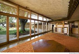Interior de casa de pradera, arquitectura orgánica.