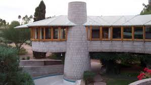 Parte convexa de la casa de David Wright y su gran chimenea que sirve a la vez de apoyo a la construcción de arquitectura orgánica.