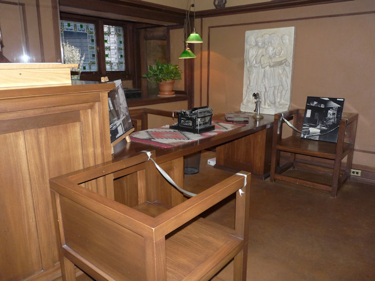 Despacho de Wright, con su mesa de trabajo y tres sillones, a espaldas la ventana que lo alimenta de luz.