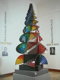 Escultura en forma de árbol de color a base de la utilización de cristales, creación de Johannes Itten.