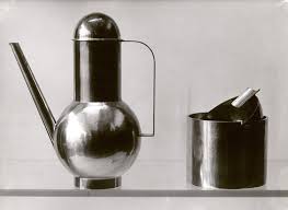 Trabajo del taller del metal de la Bauhaus, con una jarra y un cenicero. Fotografía de Lucia Moholy.