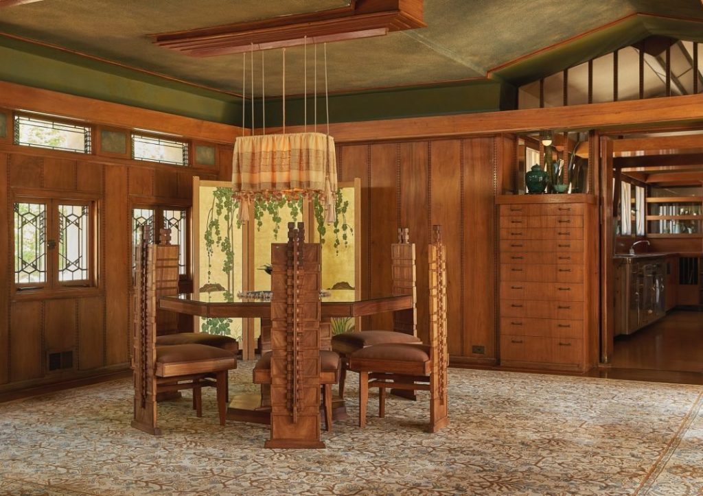 Comedor de Hollyhock y sus muebles, todo diseño de Lloyd Wright