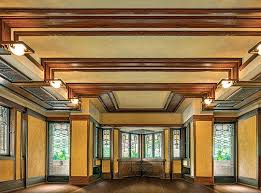 Interior de la entrada a la casa Robie, con mucho encanto, perfecto ejemplo de interior de arquitectura orgánica.