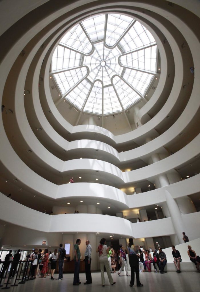 Interior del Museo Guggenheim, linterna central, último proyecto de arquitectura orgánica de Wright. 