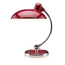 Diseño de lámpara de mesa creado por Christian Deli que se sigue fabricando en la actualidad.