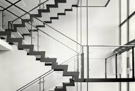 Escaleras interiores de la Bauhaus de Dessau por Lucia Moholy.