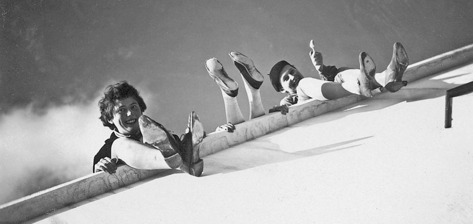 Mujeres en el tejado del edificio Bauhaus, en acción, fotografía de Katt Both.