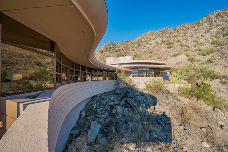 Visión lateral exterior y su sinuosidad. La construcción orgánica del desierto, Norman Lykes house.