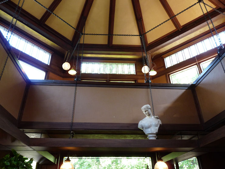 Espacio de los techos dela sala de dibujo, de entradas de luz natural y vigas de madera así como las ventanas.
