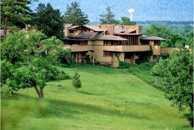 Vista de la casa Taliesin y su hermoso enclave, arquitectura orgánica.